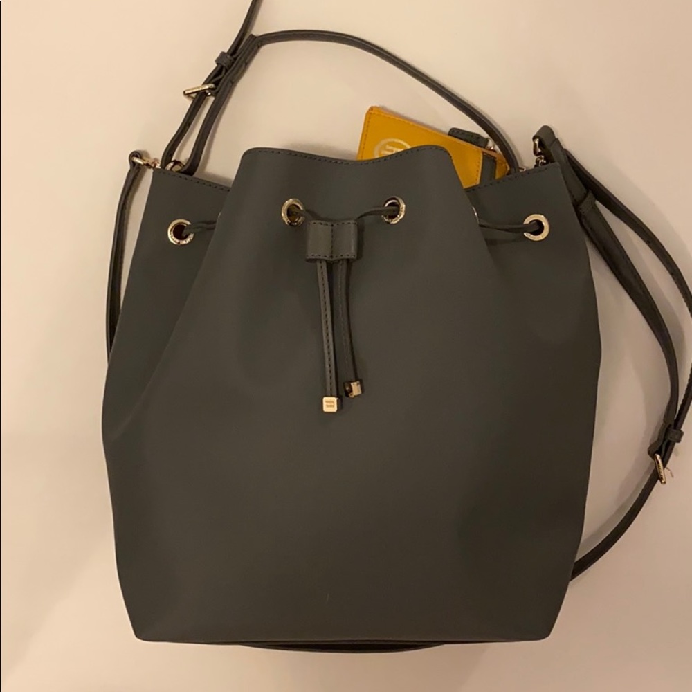 Tommy Hilfigure Signature Bucket Bag